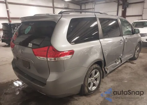 2012 Toyota Sienna Le V6 8 Passenger z USA, uszkodzony, nr VIN 5TDKK3DCXCS198323